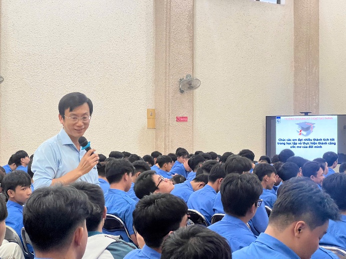 Buổi sinh hoạt chào đón tân sinh viên