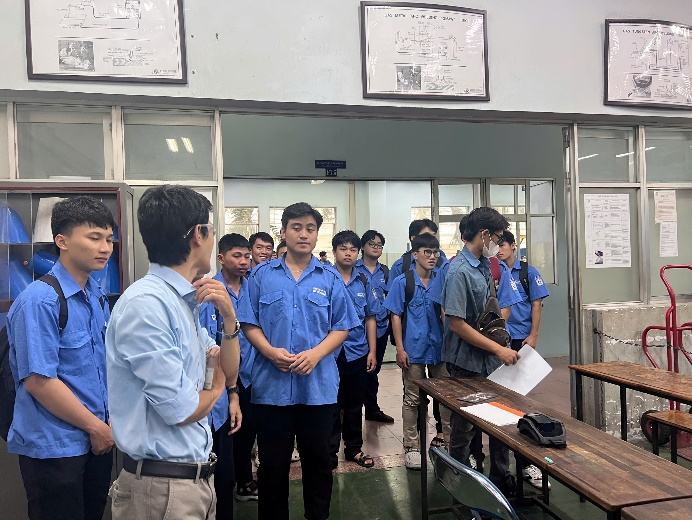 Tân sinh viên tham quan xưởng thực hành