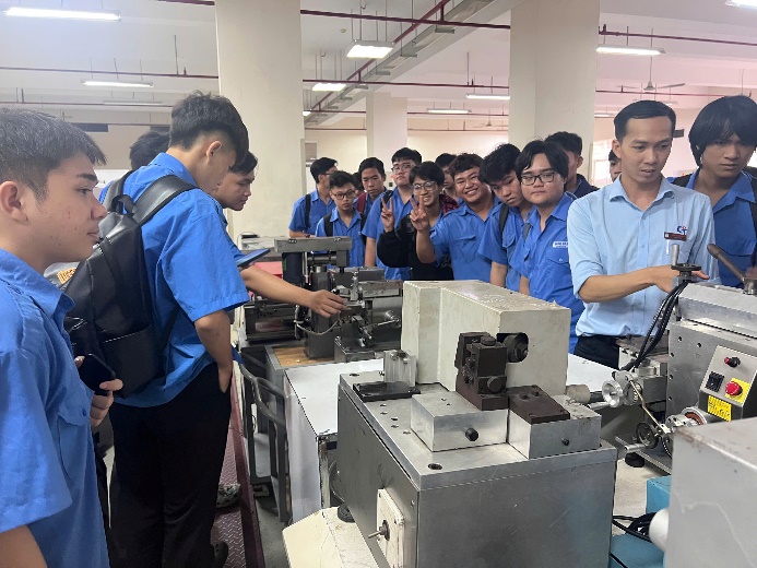 Tân sinh viên tham quan xưởng thực hành