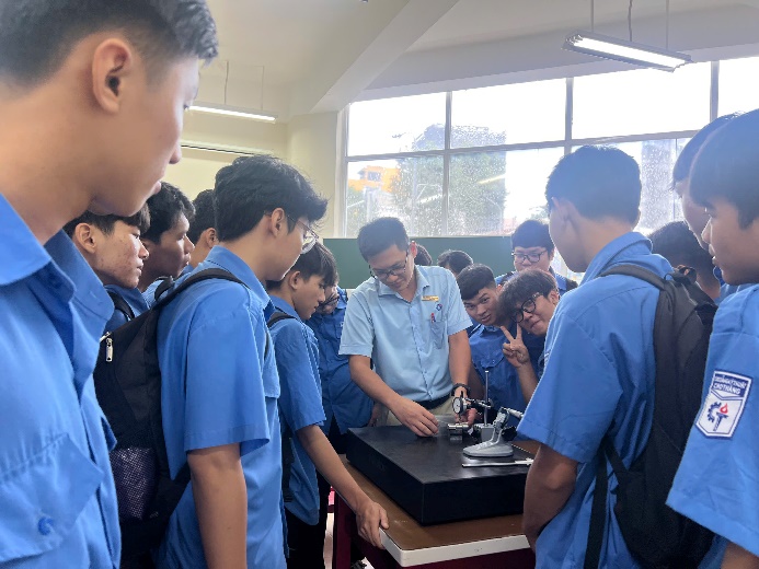 Tân sinh viên tham quan xưởng thực hành