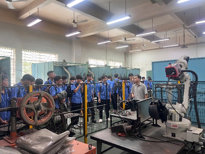 Tân sinh viên tham quan xưởng thực hành